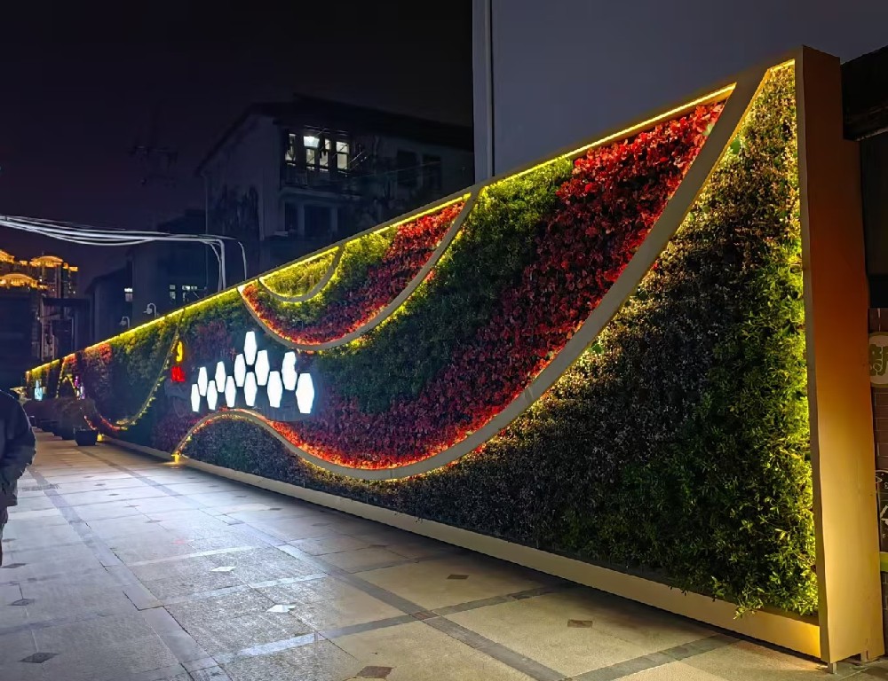 夜映绿墙，城见诗意｜成都尚瑞景夜景植物墙，点亮城市垂直美学